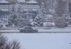 Sivas'ta 947 yerleşim yeri ulaşıma kapandı; okullar yarın da tatil