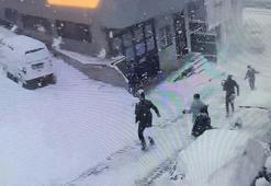 Kağıthane’de yokuştan kayan kamyonet kar topu oynayan çocuklara çarptı; kaza kamerada