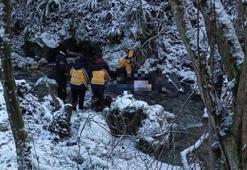 Deredeki otomobile 20 metre mesafede cesedi bulundu