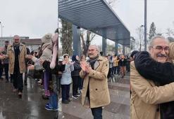 Emekliye ayrılan okul müdürünü gözyaşlarıyla uğurladılar