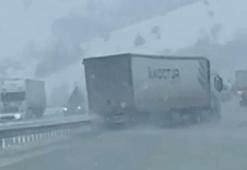 2 TIR’ın çarpıştığı kaza kamerada