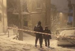 Kar nedeniyle metruk binanın bir bölümü çöktü