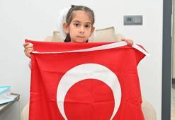 7 yaşındaki Zeynep'in bayrak sevgisi