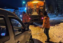 Kara saplanan aracı, belediye ekipleri kurtardı