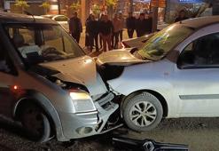 Bursa'da iki hafif ticari araç kafa kafaya çarpıştı: 3 yaralı