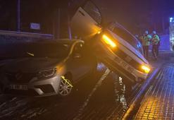 Kayan otomobil park halindeki bir başka otomobilin üzerine çıktı