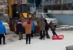 İş makinesinin önünü kesen çocuklar, kaydıkları alanın temizlenmemesini istedi
