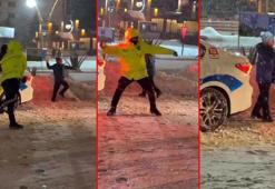 Mardin’de trafik polisleri, çocuklarla kar topu oynadı