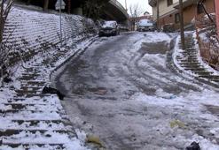 Kağıthane'de kar ve buzlanma nedeniyle yokuşta güçlükle ilerlediler