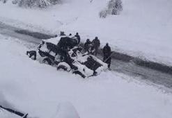 Hakkari'de askeri araç yolda kaldı, köylüler yardıma koştu