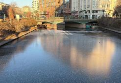 Eskişehir'de Porsuk Çayı buz tuttu