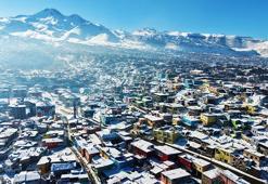 Beyaz örtü ile birleşen Kayseri'nin renkli evleri, havadan görüntülendi