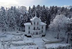Atatürk Köşkü beyaza büründü; karın keyfini çocuklar çıkardı