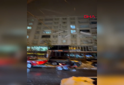 Siirt’te çatılardan düşen kar kütleleri araç ve iş yerlerinde hasara yol açtı