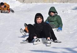 Okulların tatil edildiği Sivas'ta çocukların kızak keyfi