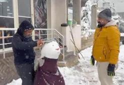 Berber, başına peruk taktığı kardan adamı tıraş etti