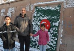 Türk bayrağı motifinin üzerindeki karı temizleyip öpen Zeynep'in babası: Bayrak sevgisi gönlünde yer etmiş