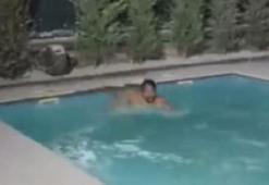 Kar yağarken havuza girdi