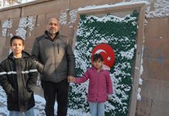 Türk bayrağı motifinin üzerindeki karı temizleyip öpen Zeynep'in babası: Bayrak sevgisi gönlünde yer etmiş