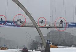 Üst geçitte kar topu atan çocukları yumruklayıp, yerde tekmeledi