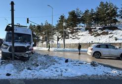 Ciple çarpışan ambulanstaki 2 sağlık çalışanı yaralandı