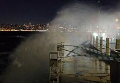 Üsküdar sahilinde lodos etkili oldu; dev dalgalar oluştu