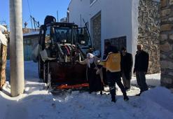 Kardan yolu kapanan mahallede hastalanan kadın, kepçeyle ambulansa taşındı
