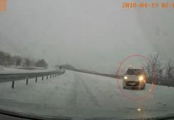 Elazığ’da karlı yolda kontrolden çıkan hafif ticari aracın savrulması kamerada