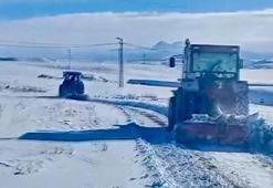 'Her şeyi devletten beklememek lazım' diyerek, köy yolunu traktörle açtılar