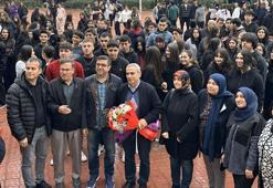 Emekliye ayrılan öğretmeni, 'Hatıran Yeter' şarkısıyla uğurladılar