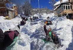 Köylülerin kar keyfi; naylon poşetlerle kaydılar