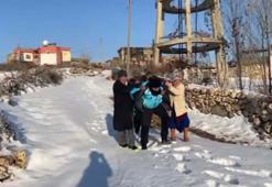 Sağlık personeli, yolu kardan kapalı köydeki hastayı ambulansa kadar sırtında taşıdı