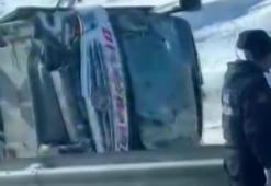 Yolcu otobüsü, buzlanan kara yolunda yan yattı; 2'si ağır 13