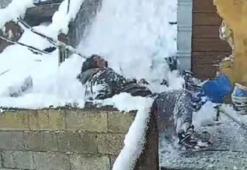 Evinin çatısındaki karları temizlerken düşüp yaralandı