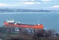 Avcılar'da tanker lodosun etkisiyle sahile sürüklendi