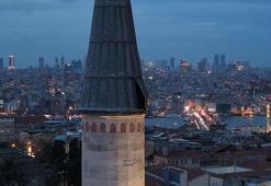 Beyazıt Camii'nde lodosun etkisiyle minarenin kurşun kaplaması serbest kaldı