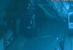 Küçükçekmece'de çatının uçtuğu anlar kamerada; 2 kişi son anda kurtuldu