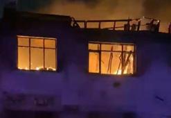 2 katlı binada sobadan çıkan yangın lodosun etkisiyle büyüdü; 2 kişi dumandan etkilendi