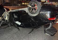 Avcılar’da aydınlatma direği ile 3 araca çarpan otomobil takla attı; sürücü kaçtı