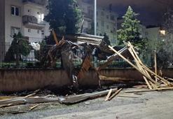 Bursa'da lodos çatıları uçurdu; araçlar zarar gördü