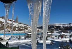 Hava sıcaklığı eksi 24,8’e düştü, araçlar çalışmadı, dev sarkıtlar oluştu