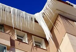 Bitlis’te 85 köy yolu ulaşıma açıldı; binalarda 3 metrelik buz sarkıtları oluştu