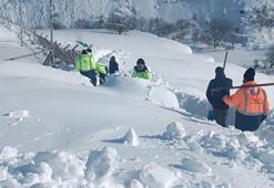 Çatak’ta çığ tehlikesine karşı küreklerle alternatif patika yol açıldı