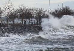 İstanbul’da lodosun etkisiyle dalgalar mendirekleri aştı; 2 tekne battı