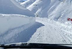 Çığın kapattığı kara yolunda mahsur kalan yolcular, köydeki taziye evinde misafir ediliyor
