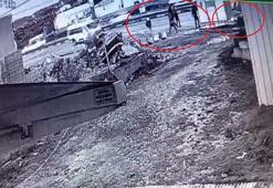 Zincirleme kazada durağa dalan otomobilin altında kalmaktan son anda kaçarak kurtuldular