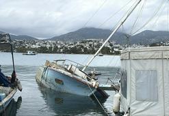 Bodrum'da su alan yelkenli tekne yan yattı