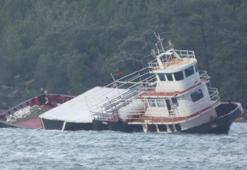 Balıkesir'de kuvvetli lodos nedeniyle sürüklenen feribot karaya oturup, yan yattı