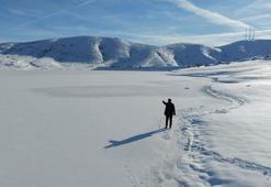 Sivas'ta Yıldız Göleti'nin yüzeyi buz tuttu