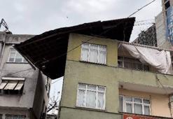 Gaziosmanpaşa'da binanın çatısı uçtu; kopan parçalar park halindeki araçların üzerine düştü